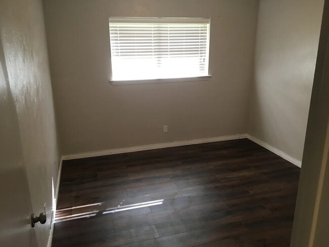Building Photo - 621 Mink Dr