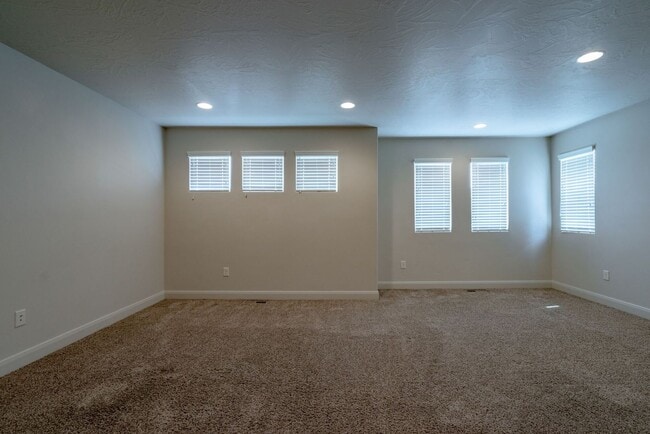 Building Photo - Stunning Home with 4 beds/2.5 baths and 3-Car Garage in Mulberry Estates