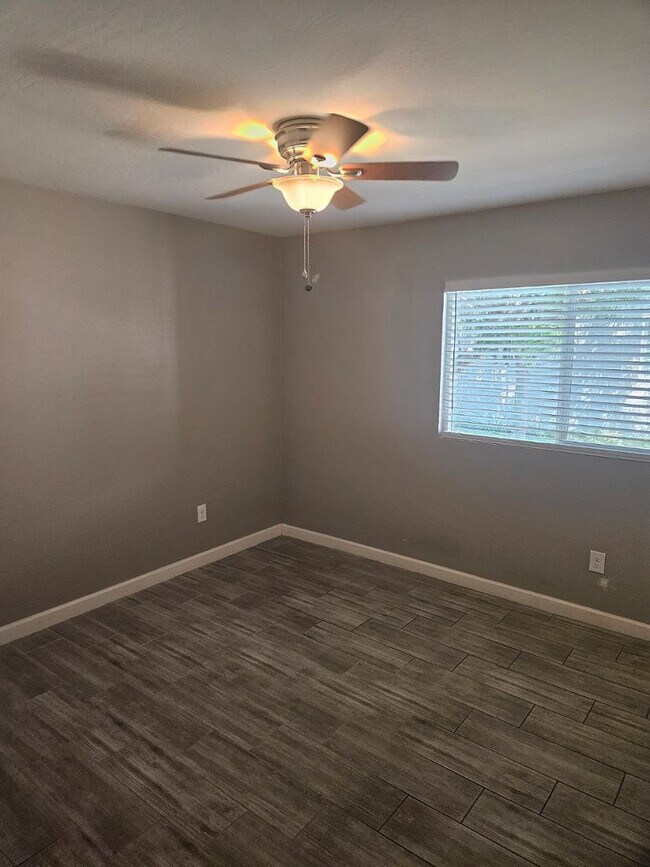 Building Photo - 935 E Roma Ave