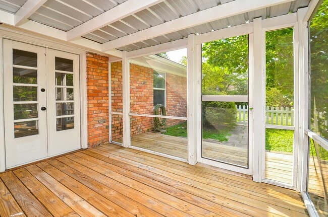 Building Photo - 9817 Cedardale Dr