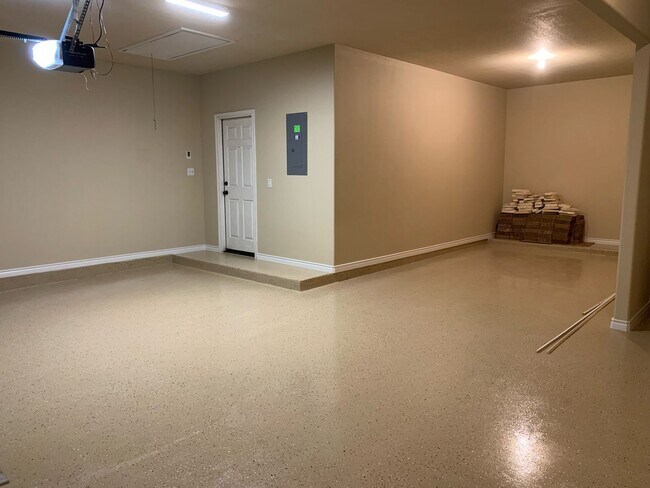 Building Photo - Spacious 4-bedroom, 2.5 bath, 3 car garage...