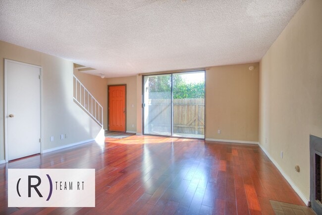 Building Photo - Gorgeous townhouse in a quiet 6-unit gated complex
