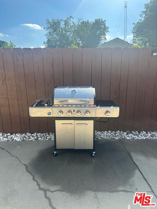 Building Photo - 8345 White Oak Ave