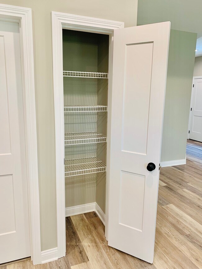 Building Photo - 850 McIntyre St