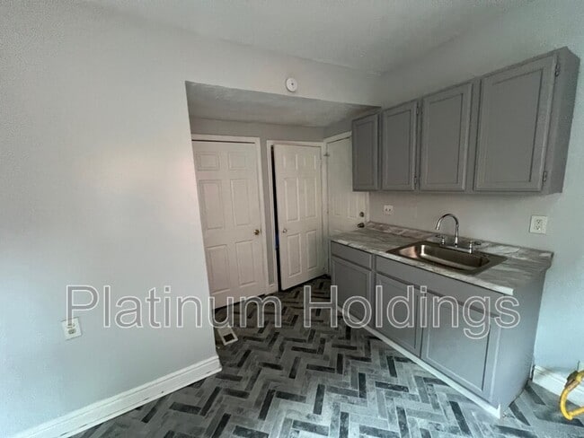 Building Photo - 4112 E 114th St