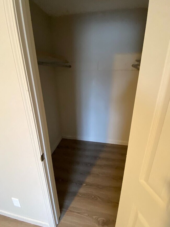 Building Photo - 2 Bedroom Ground Level Apartment in Columbia