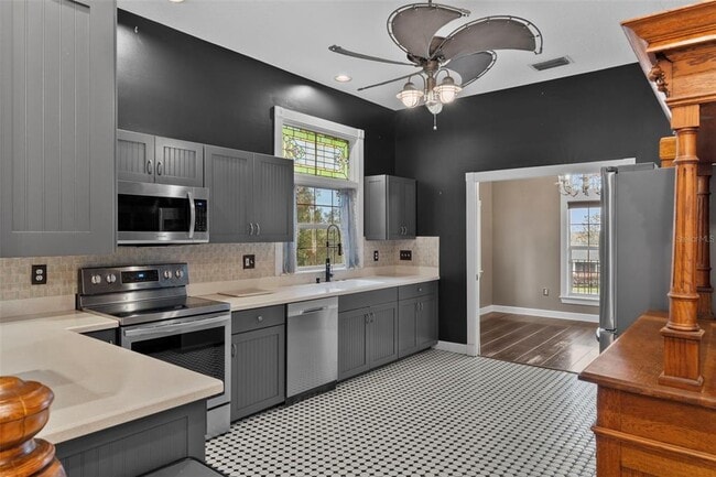 Building Photo - 126 E Palmetto Ave