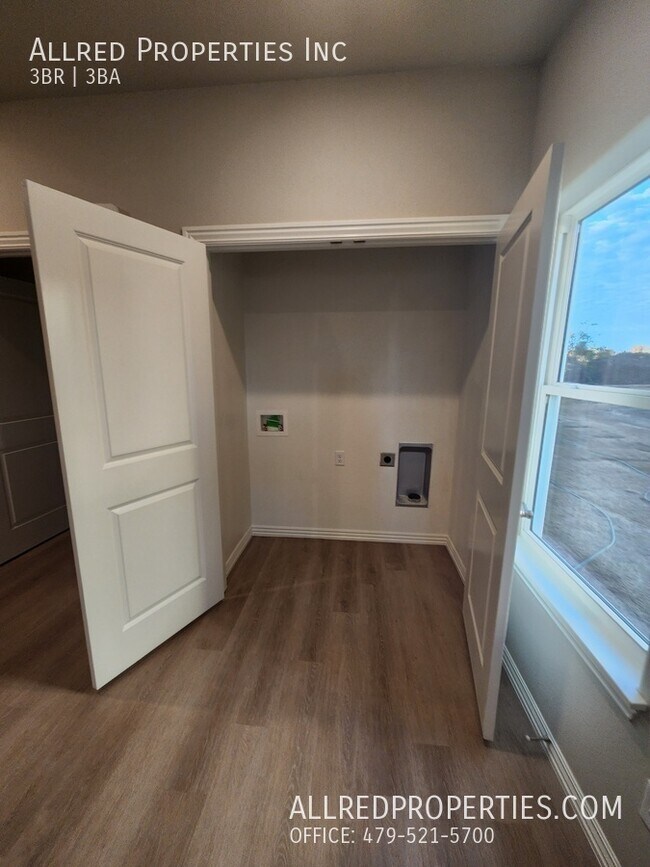 Building Photo - 1608 Casuarina Dr