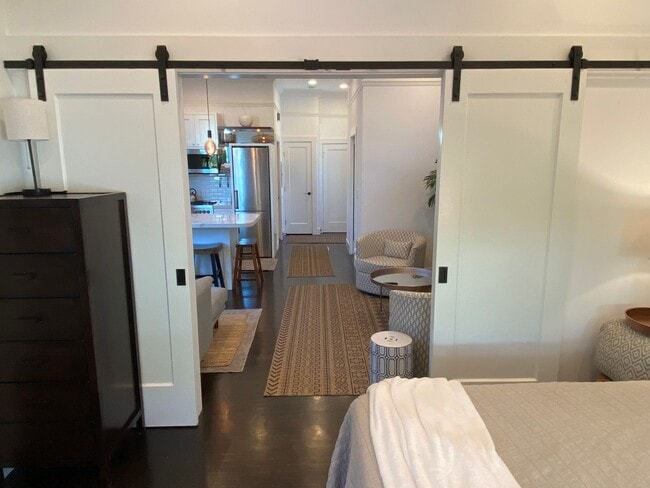 Building Photo - Exquisite top floor 1BD. Fully furnished a...