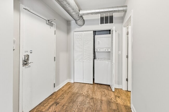 Building Photo - 3 Bedroom Apartment in River North - June 1st