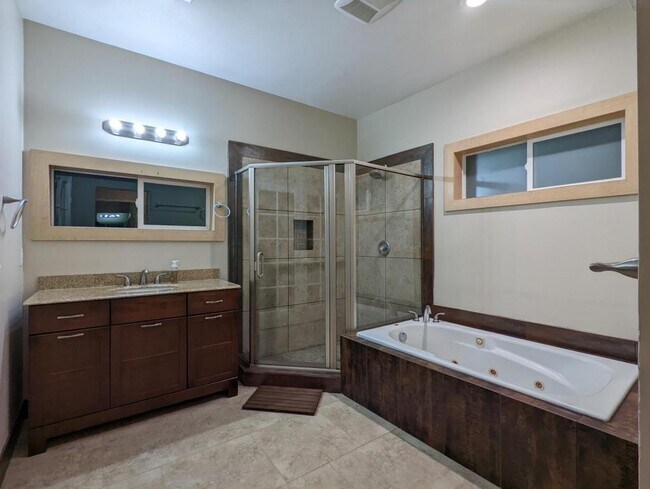 Building Photo - 1343 E Osborn Rd