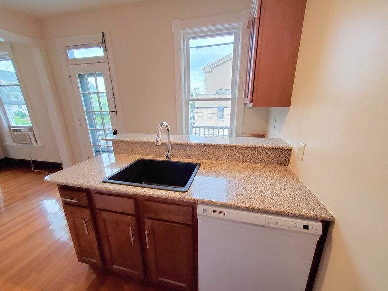 granite counters, granite sink - 534 Yates St