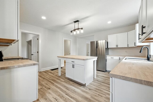 Building Photo - 260 E Beecher St