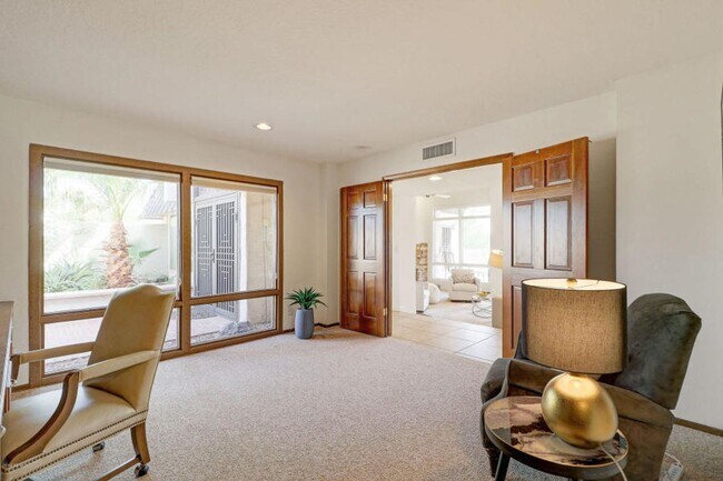 Building Photo - Beautiful 5 bed/4 bath + Den in Desirable Paradise Valley