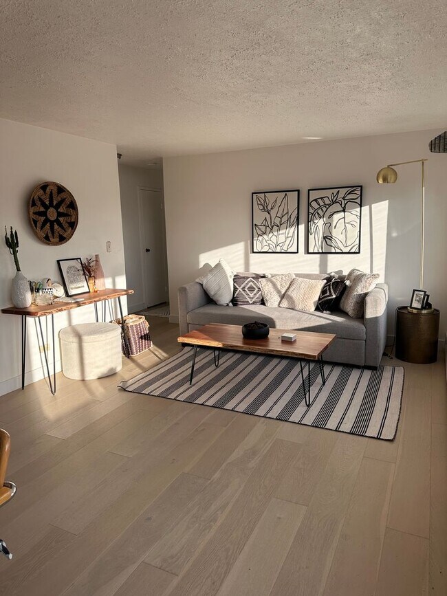 Building Photo - Cute and Clean Furnished Condo