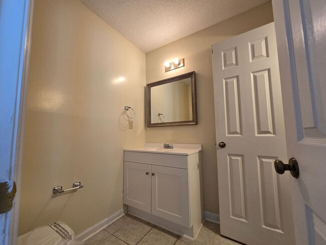 Building Photo - 2 Bedroom 2-1/2 Bathroom Townhouse Style Condo