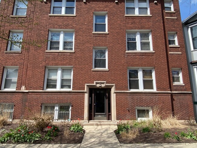 Primary Photo - 1122 W Wellington Ave