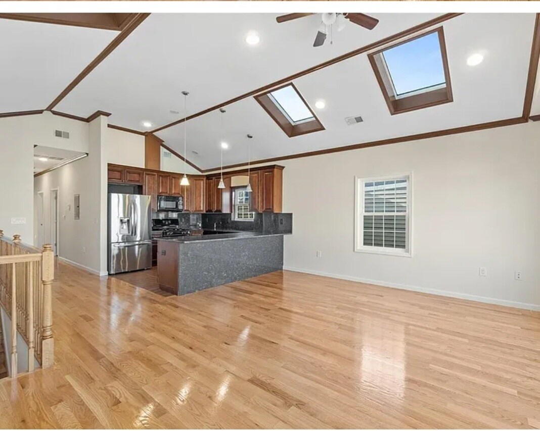 Building Photo - 213 Pearsall Ave