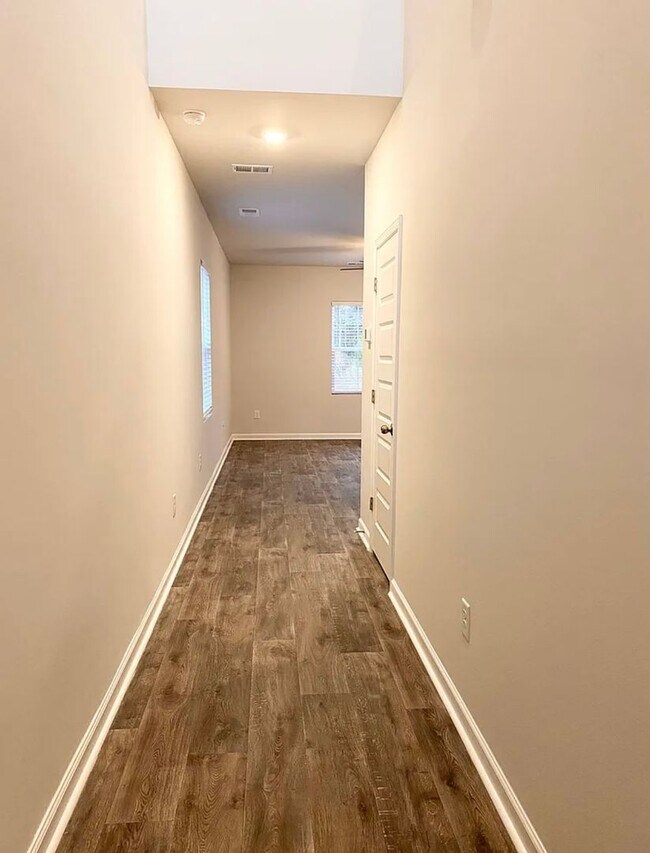 Building Photo - 4 Bed 3 Bath Single Family Home