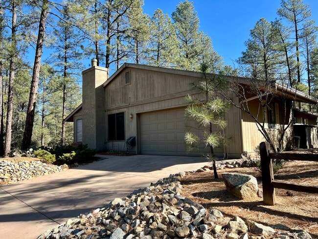 Building Photo - 1404 Pine Tree Ln