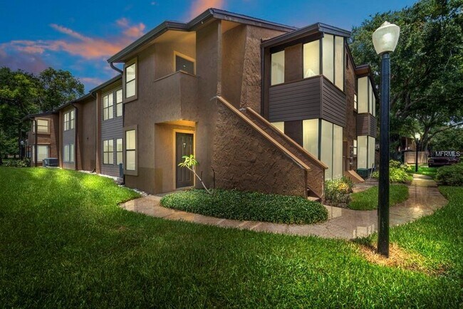 Building Photo - Beautiful  Remodeled First Floor 2/2 Condo...