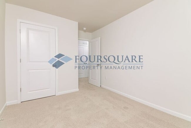 Building Photo - Spacious 3-Bed Townhome with Loft, Modern ...