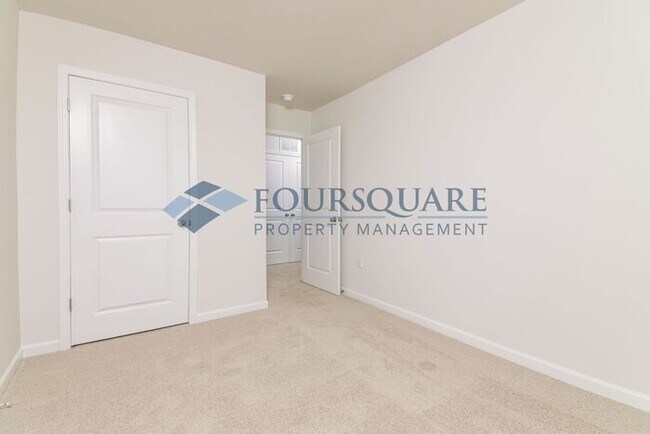 Building Photo - Townhome | Back Patio | Single Car Garage|...
