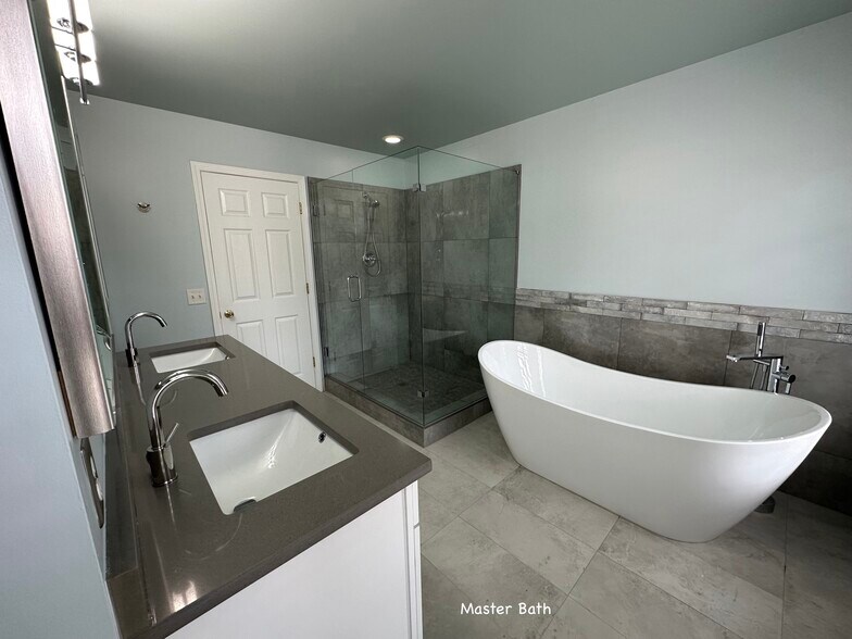Master Bath - 7675 Paces Ln