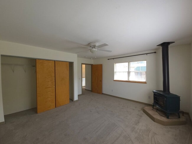 Building Photo - 3 Bedroom 2 Bath