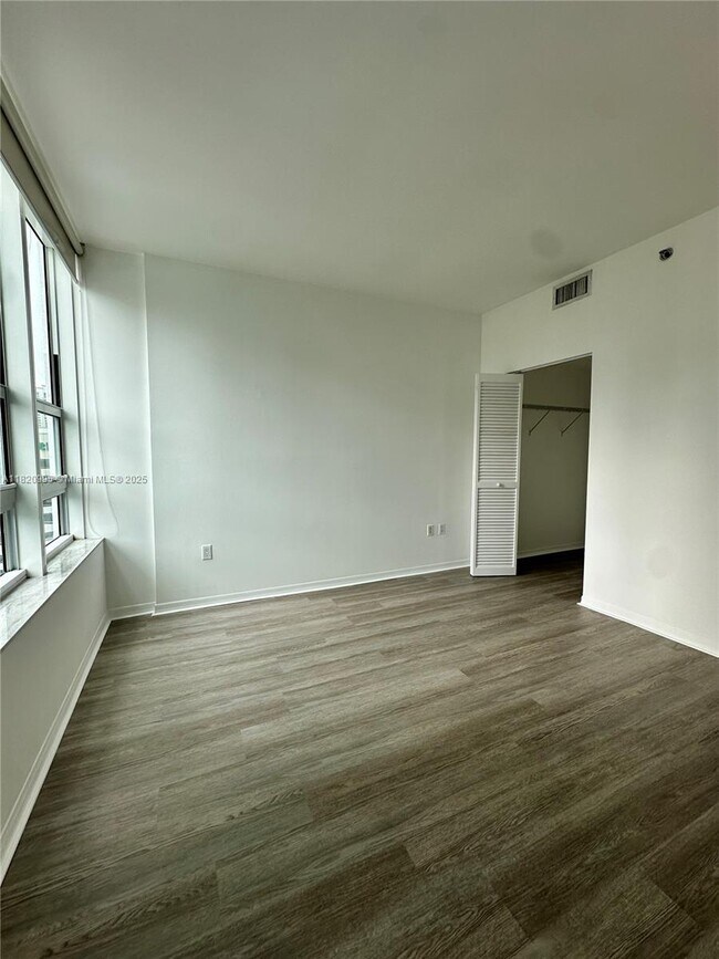 Building Photo - 950 Brickell Bay Dr