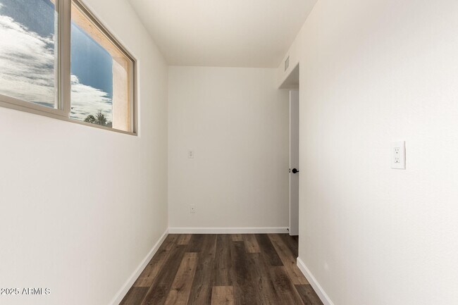 Building Photo - 5031 E Pershing Ave