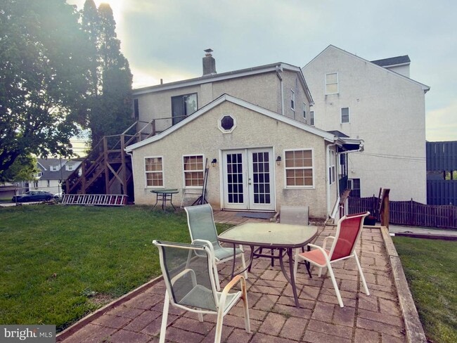 Building Photo - 422 W 6th Ave