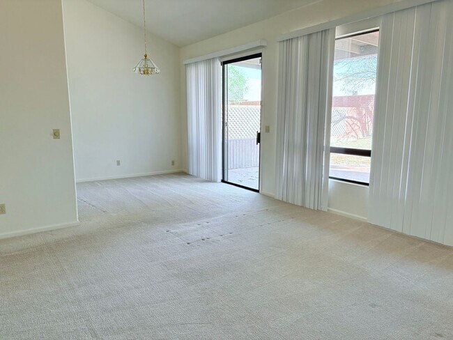 Building Photo - Spacious 2bd/2bath + Den home in gorgeous community (there's a lake!)