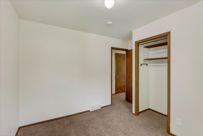 Building Photo - 1806 Golden Oak Ln