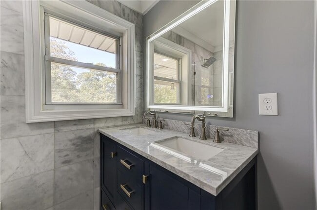 Building Photo - 2325 Elmwood Cir SE