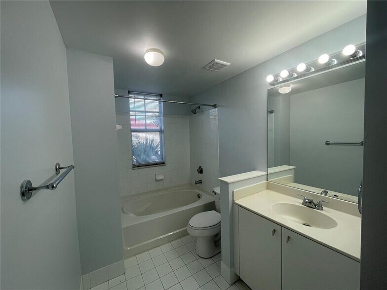 Building Photo - 6020 W Sample Rd