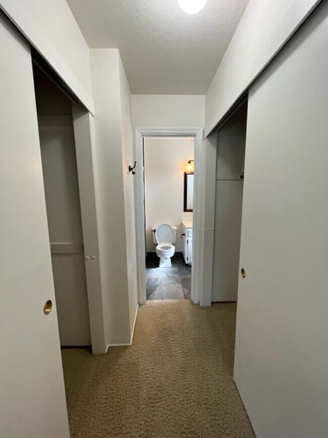 Building Photo - Spacious 3bed 2.5bath 2 story home available now!