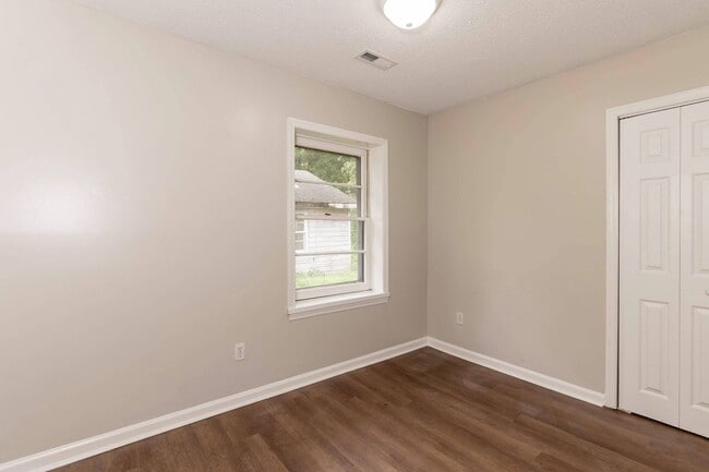 Building Photo - Three Bedroom Home!