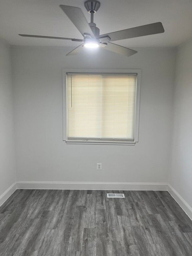Building Photo - Updated Townhouse In Herndon