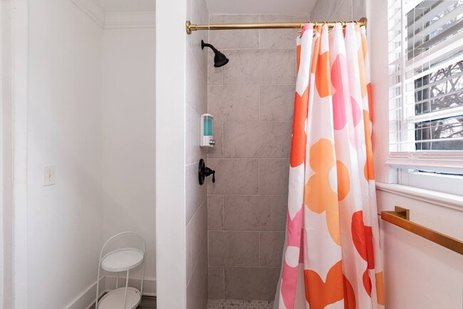 Building Photo - Three Bedroom Home!