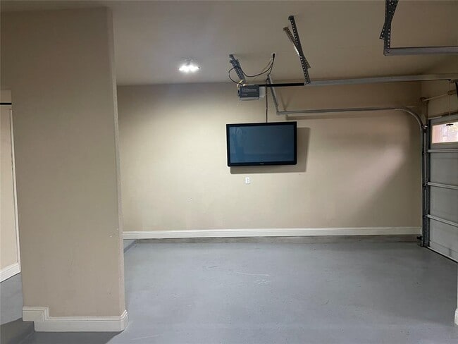 Building Photo - 3928 Crest Ln