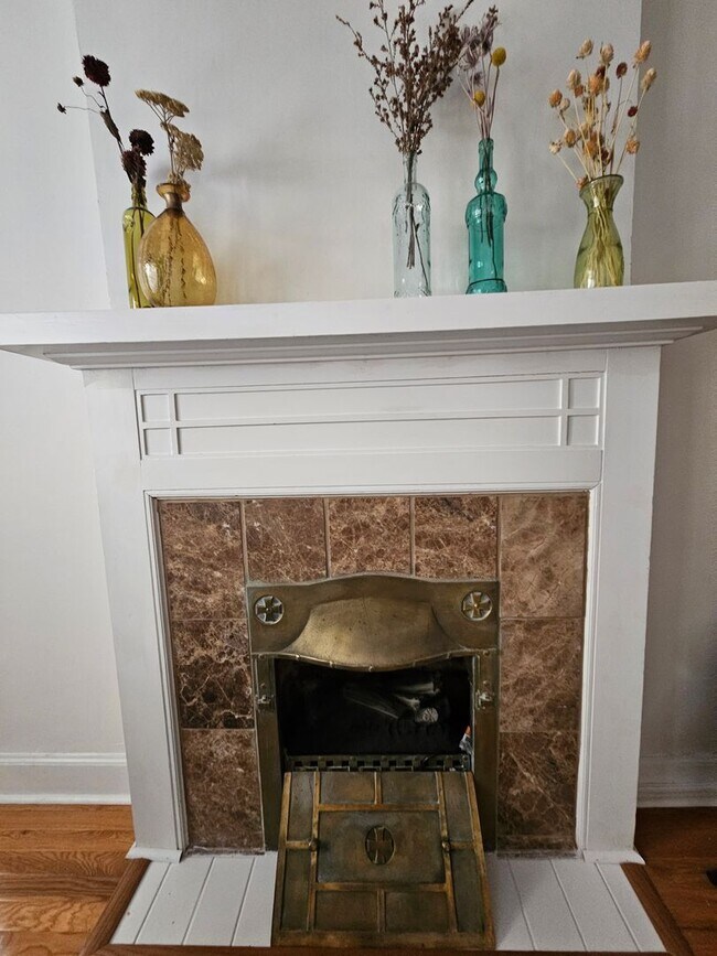 Building Photo - Cap Hill Beautiful 2 Bed Charming and Light Filled condo in the Blenheim