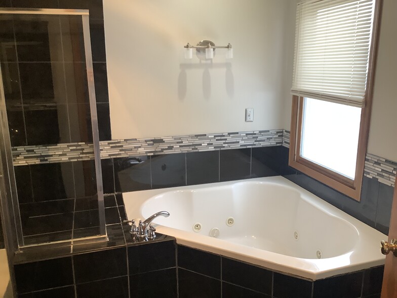 First floor master jacuzzi - 930 Barks Rd E