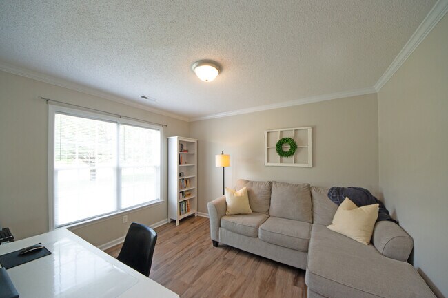 Building Photo - 930 Commons Dr N