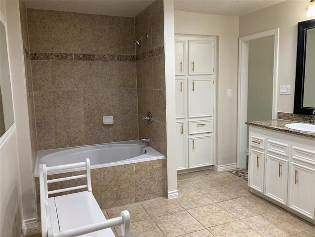 Building Photo - 11618 Gatesden Dr