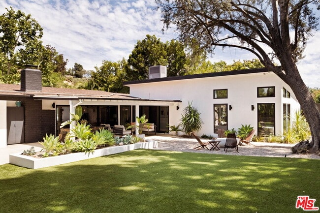 Building Photo - 4735 Degovia Ave
