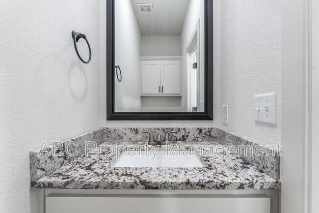 Building Photo - 3307 SW Hillstone Ave