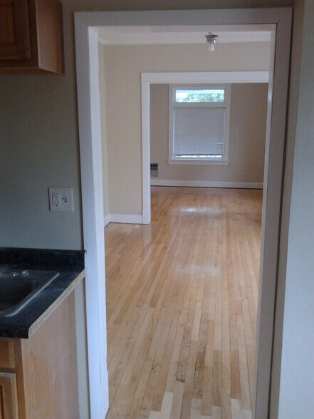 Building Photo - 1821 E 6th St