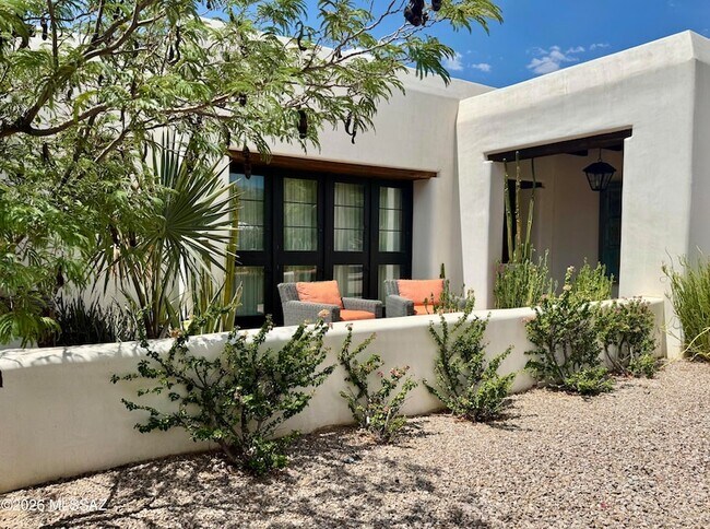 Building Photo - 660 W Golf View Dr