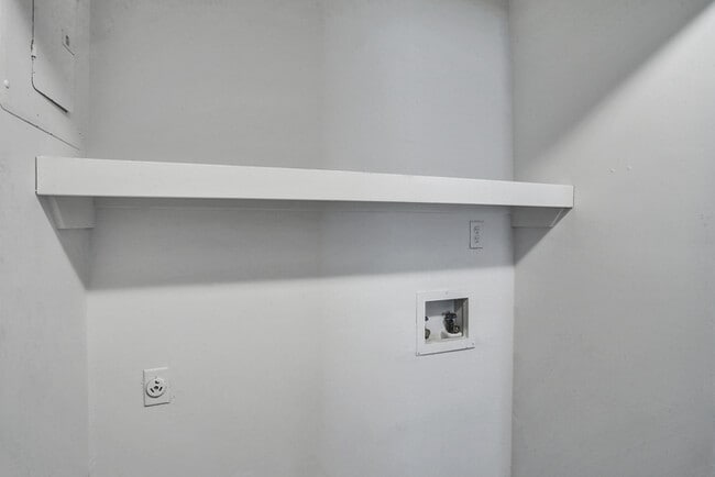 Building Photo - 324 N Grove Cir